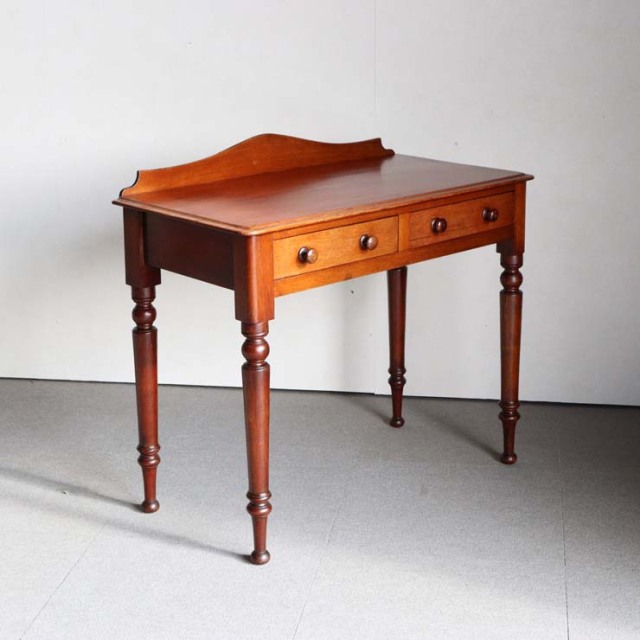 英国アンティークのマホガニー材を使用したホールテーブル