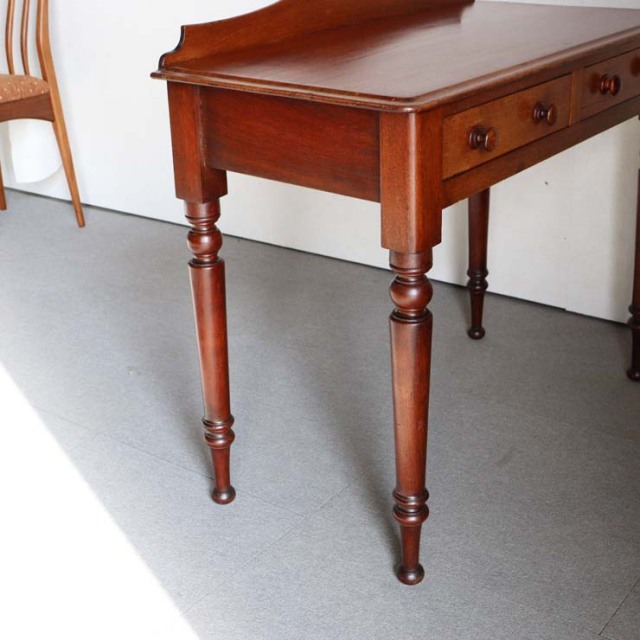 英国アンティークのマホガニー材を使用したホールテーブル