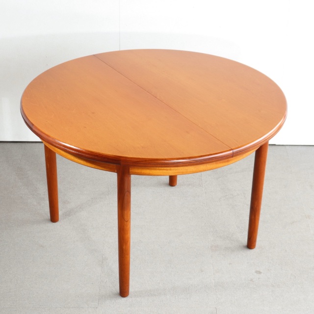 英国ヴィンテージのダイニングテーブル