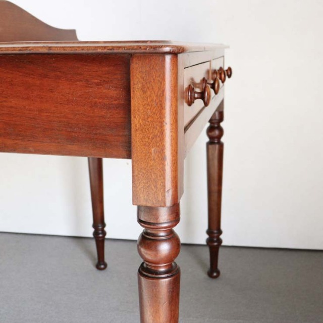 英国アンティークのマホガニー材を使用したホールテーブル