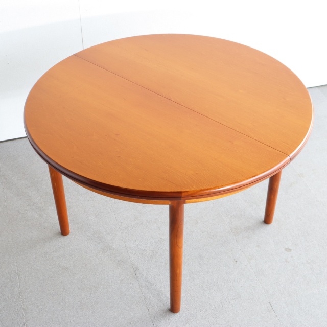 英国ヴィンテージのダイニングテーブル