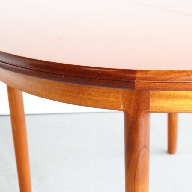 英国ヴィンテージのダイニングテーブル