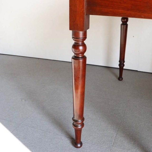英国アンティークのマホガニー材を使用したホールテーブル