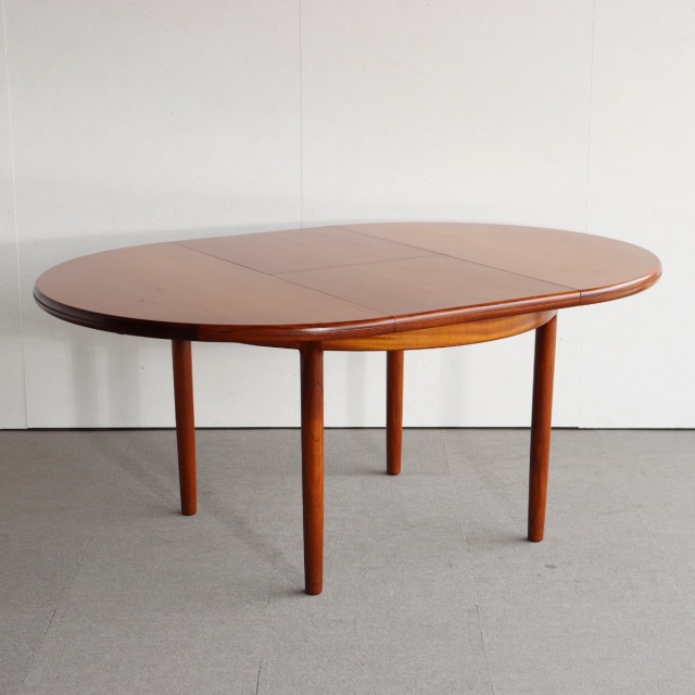 英国ヴィンテージのダイニングテーブル