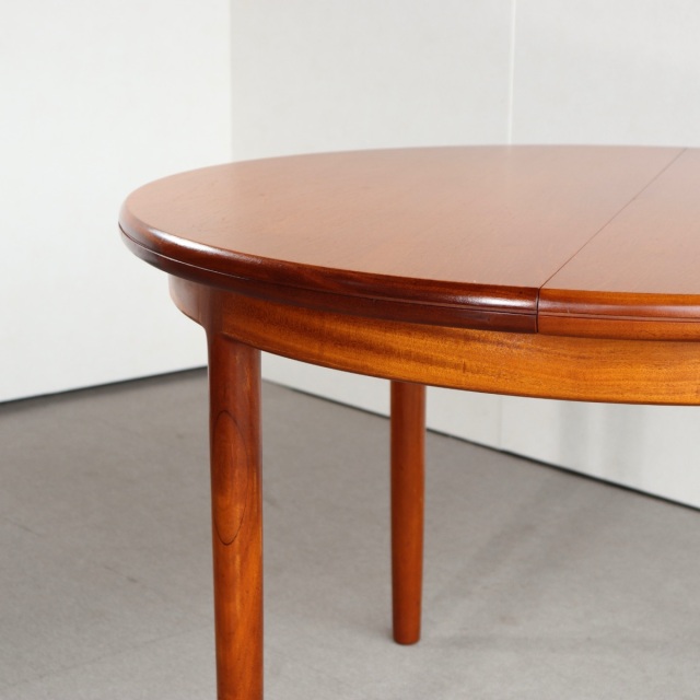 英国ヴィンテージのダイニングテーブル