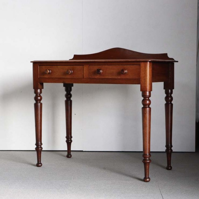 英国アンティークのマホガニー材を使用したホールテーブル