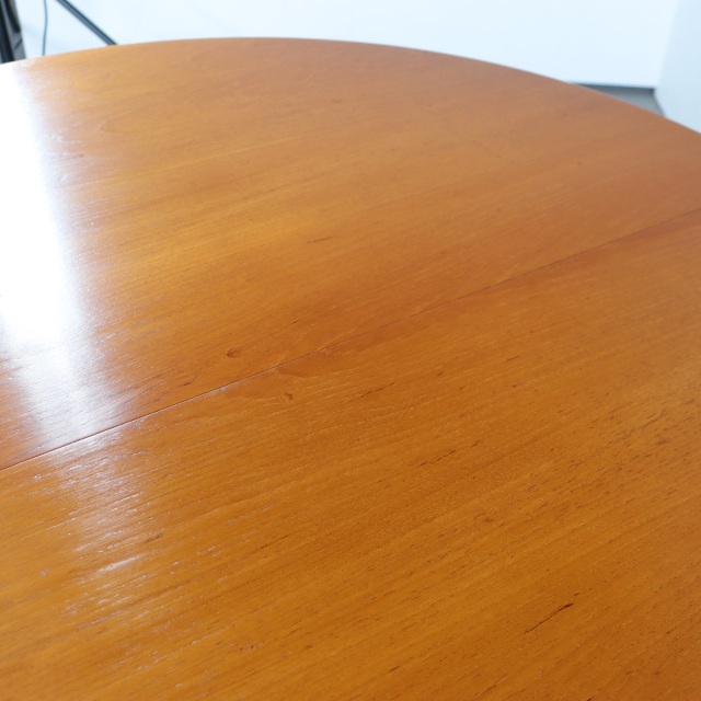 英国ヴィンテージのダイニングテーブル