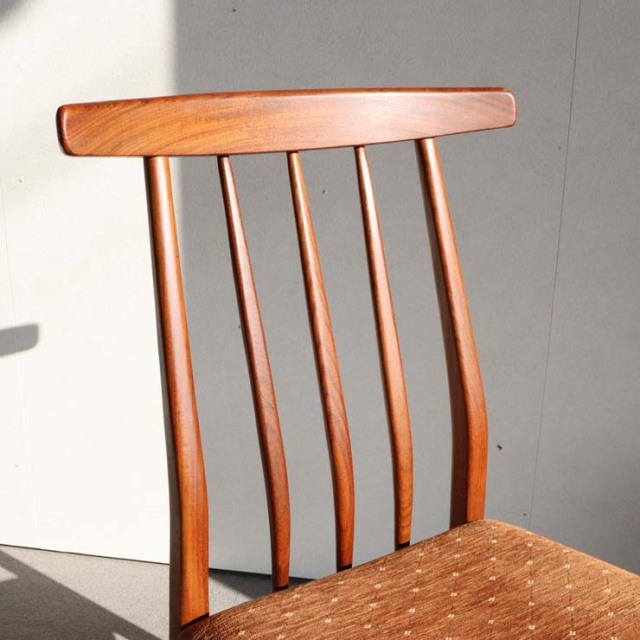 いす。 栗皮茶。 ヤンガーYOUNGERチーク材 ダイニングチェア