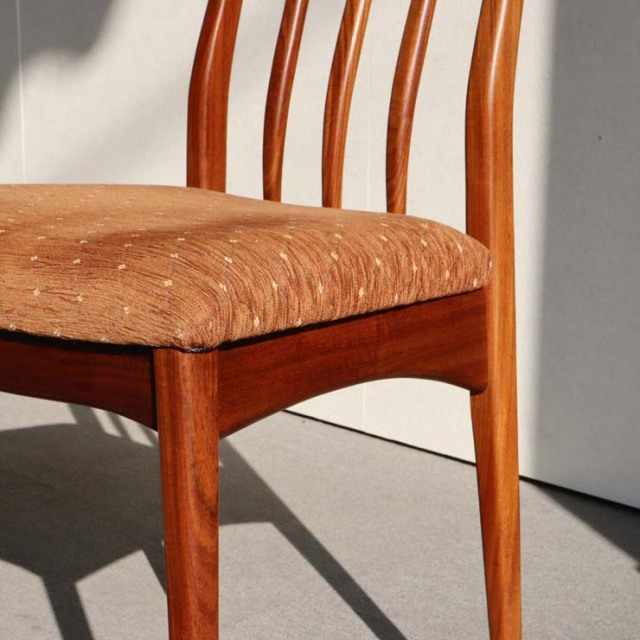 いす。 栗皮茶。 ヤンガーYOUNGERチーク材 ダイニングチェア