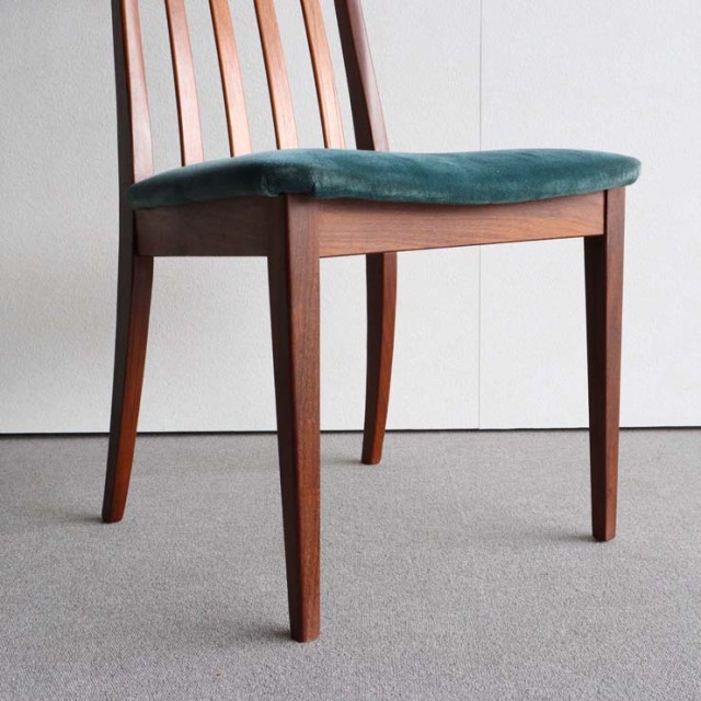 座面がグリーンの布地の木製ヴィンテージチェア23020a