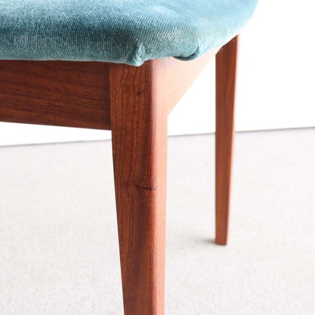 座面がグリーンの布地の木製ヴィンテージチェア23020a