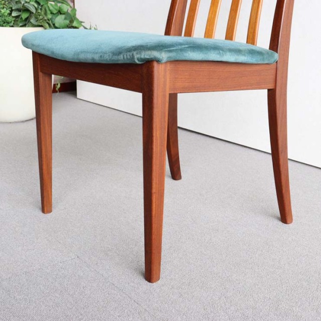 座面がグリーンの布地の木製ヴィンテージチェア23020a