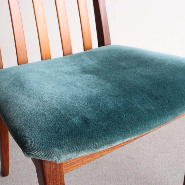 座面がグリーンの布地の木製ヴィンテージチェア23020a