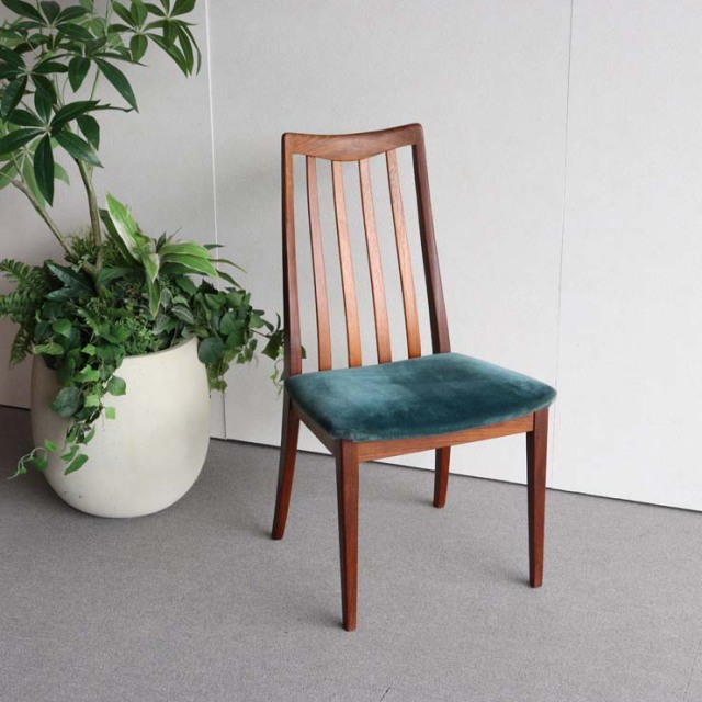 座面がグリーンの布地の木製ヴィンテージチェア23020a