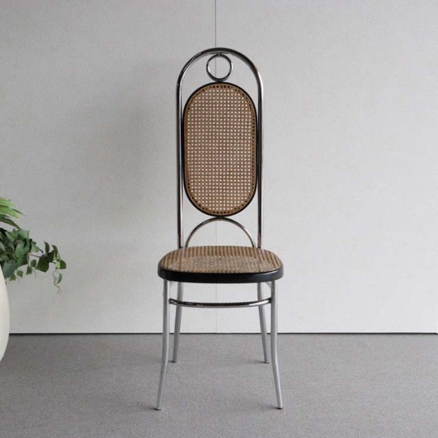 鉄のフレームに編み込みの座面と背もたれの椅子　23133a
