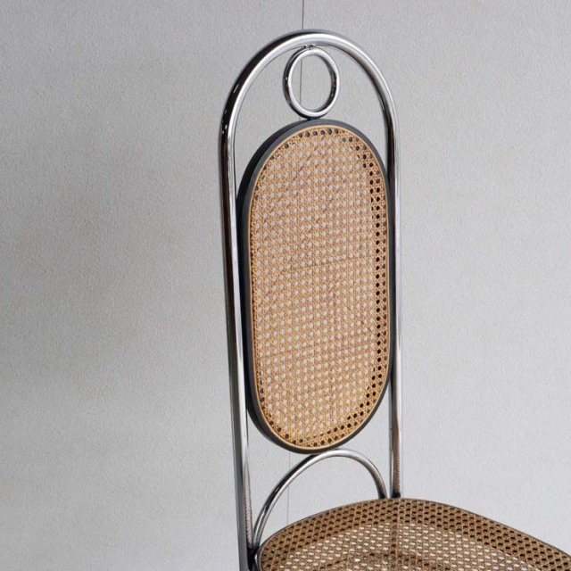 鉄のフレームに編み込みの座面と背もたれの椅子　23133a