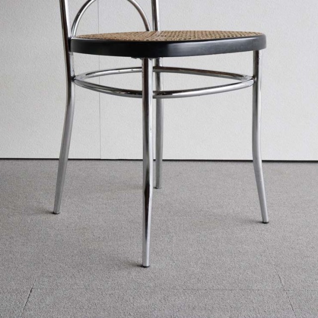 鉄のフレームに編み込みの座面と背もたれの椅子　23133a