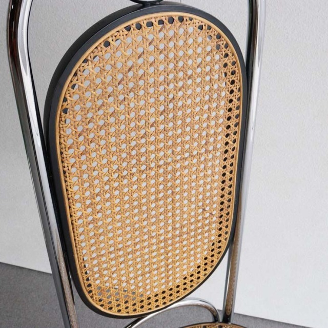 鉄のフレームに編み込みの座面と背もたれの椅子　23133a