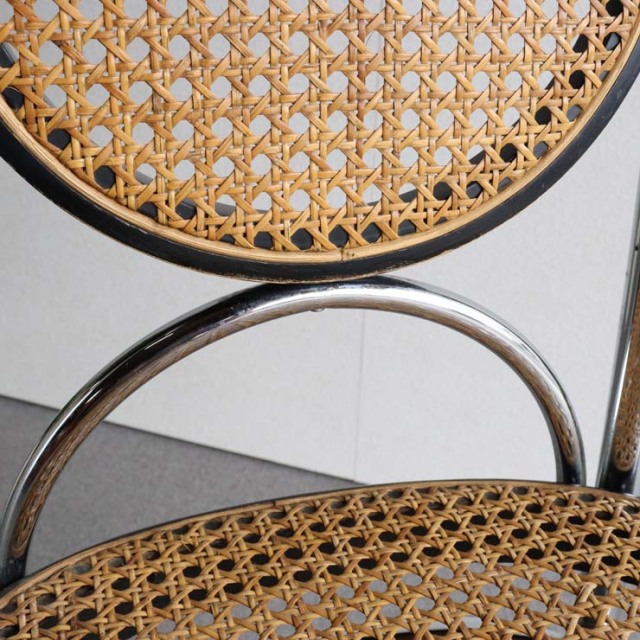 鉄のフレームに編み込みの座面と背もたれの椅子　23133a