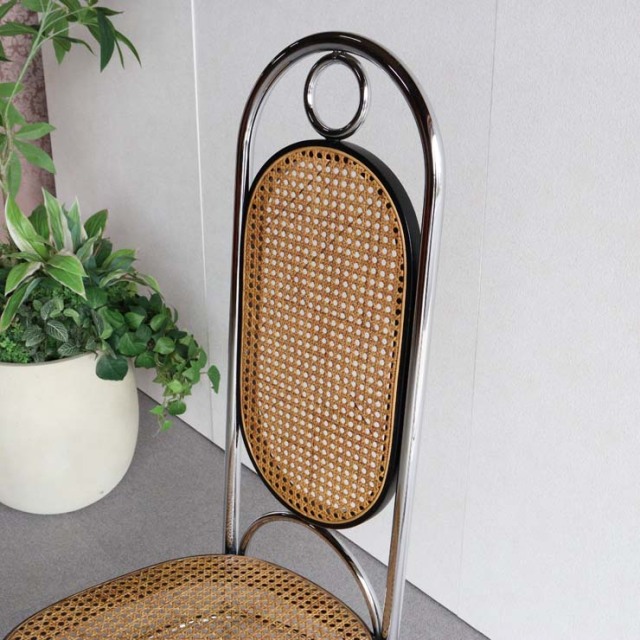 鉄のフレームに編み込みの座面と背もたれの椅子　23133a