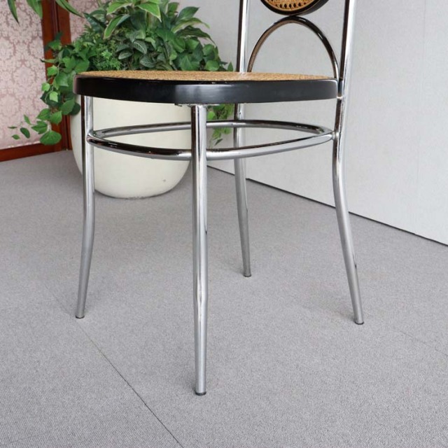 鉄のフレームに編み込みの座面と背もたれの椅子　23133a