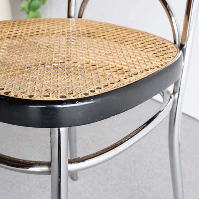 鉄のフレームに編み込みの座面と背もたれの椅子　23133a