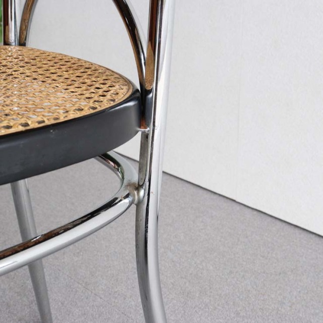 鉄のフレームに編み込みの座面と背もたれの椅子　23133a