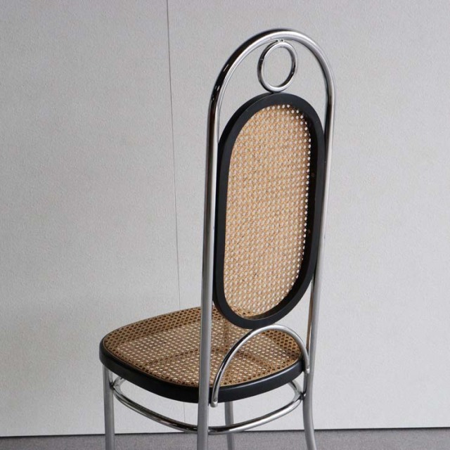鉄のフレームに編み込みの座面と背もたれの椅子　23133a