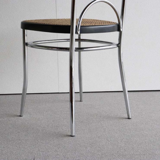 鉄のフレームに編み込みの座面と背もたれの椅子　23133a