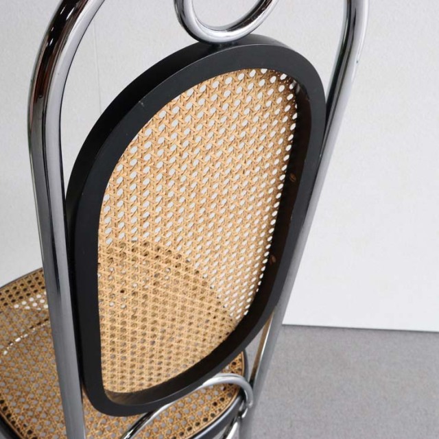 鉄のフレームに編み込みの座面と背もたれの椅子　23133a