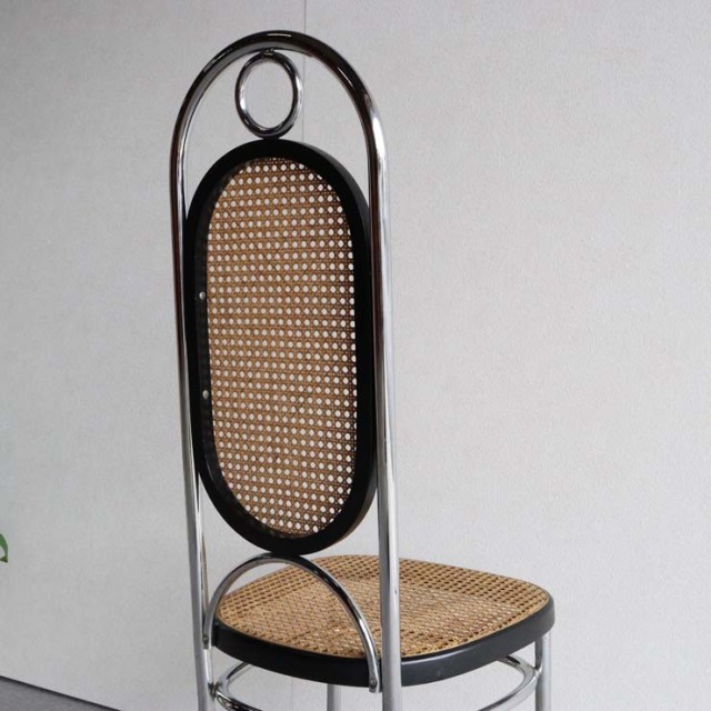 鉄のフレームに編み込みの座面と背もたれの椅子　23133a