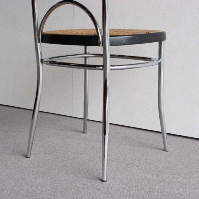 鉄のフレームに編み込みの座面と背もたれの椅子　23133a