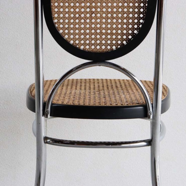 鉄のフレームに編み込みの座面と背もたれの椅子　23133a