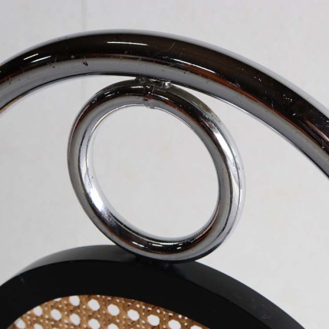 鉄のフレームに編み込みの座面と背もたれの椅子　23133a