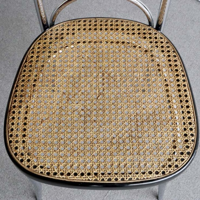 鉄のフレームに編み込みの座面と背もたれの椅子　23133a