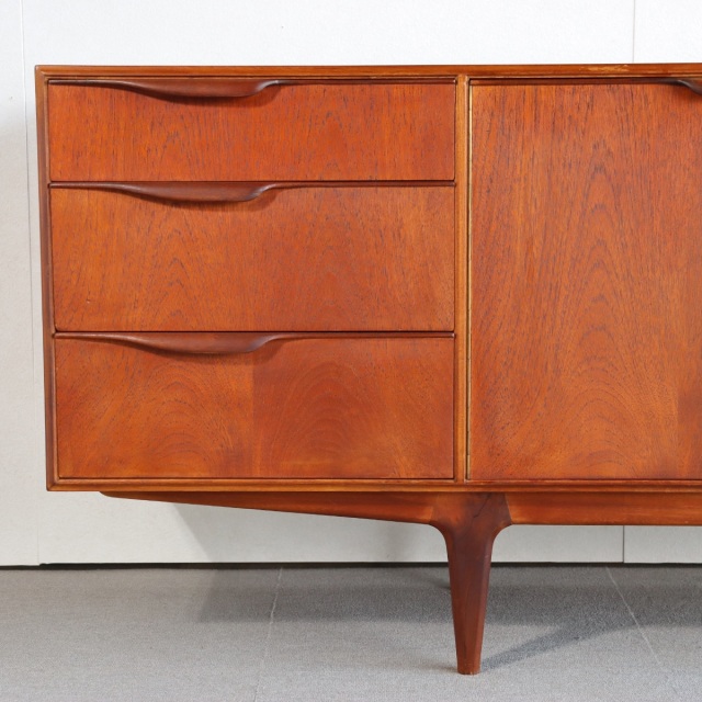 ダン！ヴィ～、ガンッ！」 マッキントッシュMcintosh サイドボード