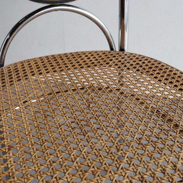 鉄のフレームに編み込みの座面と背もたれの椅子　23133a