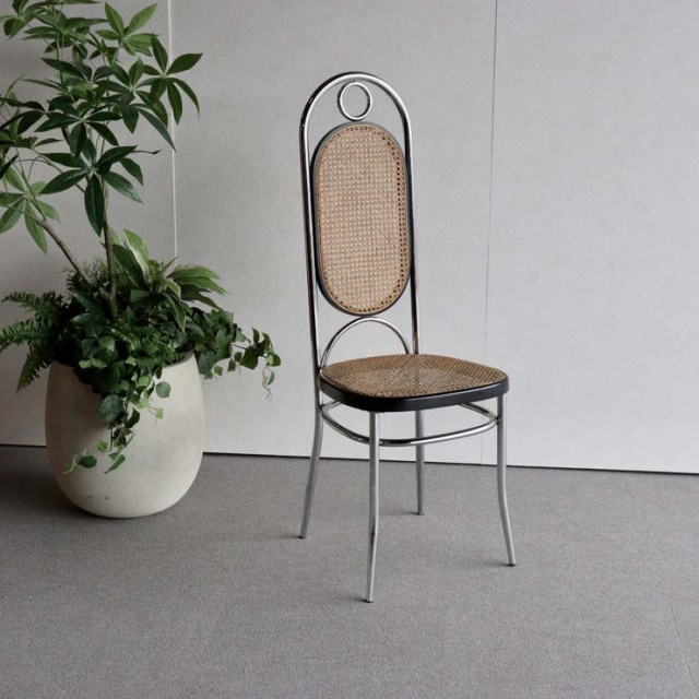 鉄のフレームに編み込みの座面と背もたれの椅子　23133a