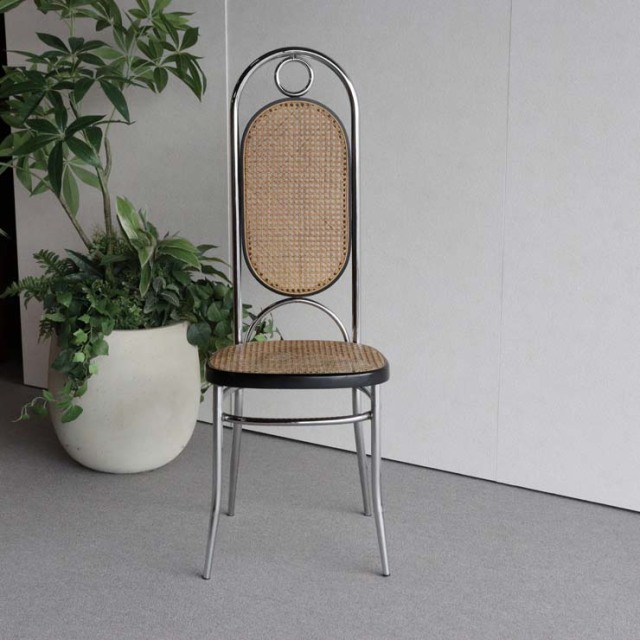 鉄のフレームに編み込みの座面と背もたれの椅子　23133a