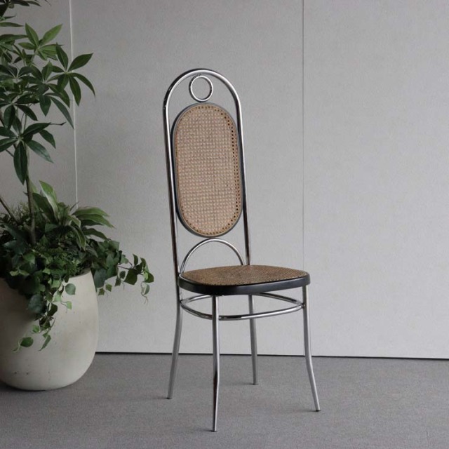 鉄のフレームに編み込みの座面と背もたれの椅子　23133a