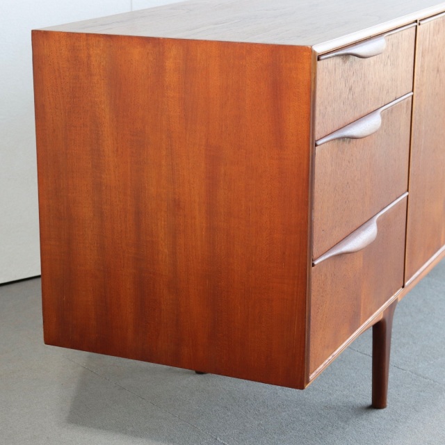 ダン！ヴィ～、ガンッ！」 マッキントッシュMcintosh サイドボード