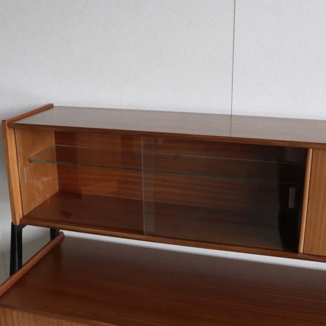 脚が黒いメタルで上下に収納が分かれているヴィンテージサイドボード、25063