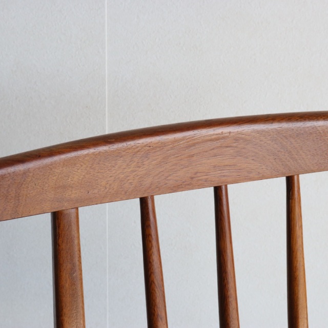 ヤンガーYoungerのハイバックダイニングチェア