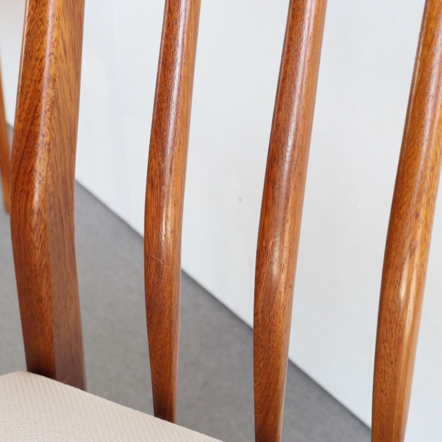 ヤンガーYoungerのハイバックダイニングチェア