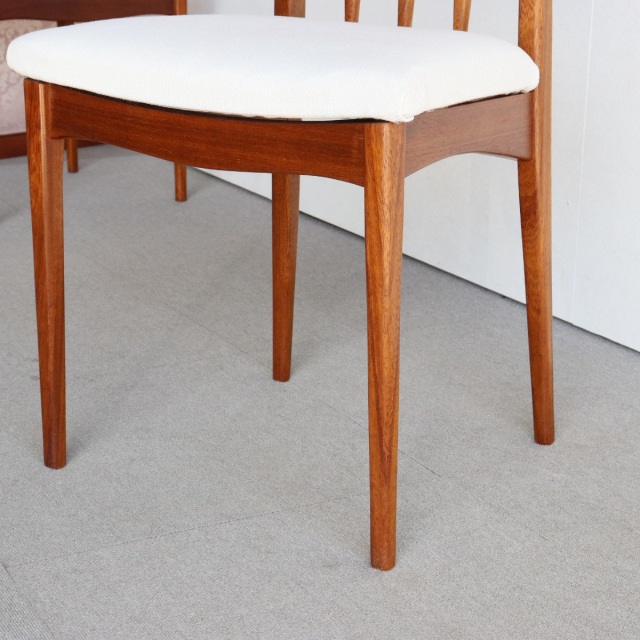 ヤンガーYoungerのハイバックダイニングチェア