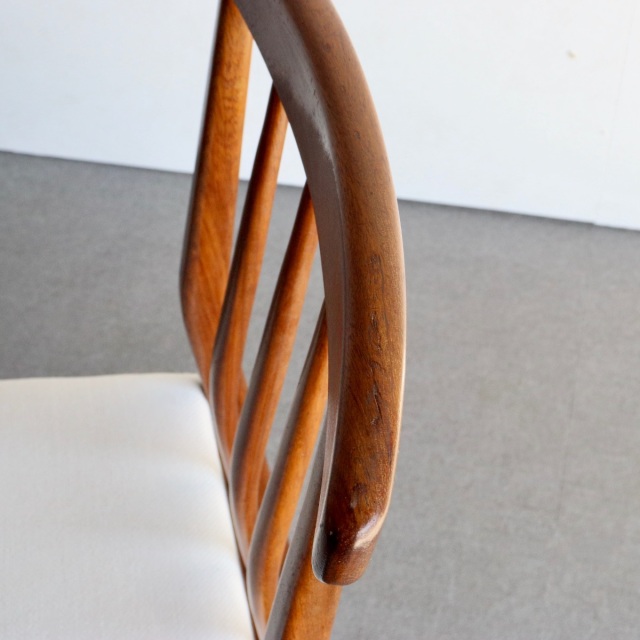 ヤンガーYoungerのハイバックダイニングチェア