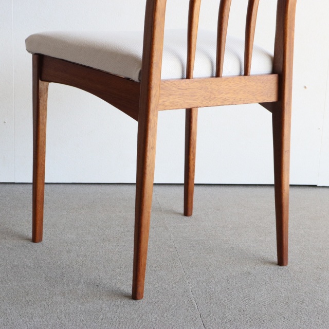 ヤンガーYoungerのハイバックダイニングチェア