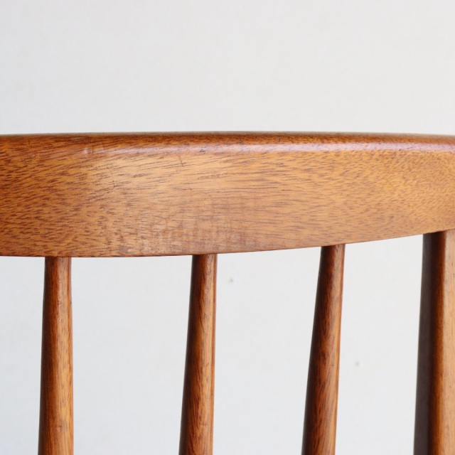 ヤンガーYoungerのハイバックダイニングチェア