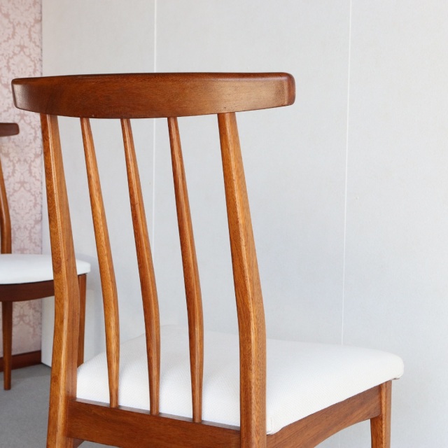 ヤンガーYoungerのハイバックダイニングチェア