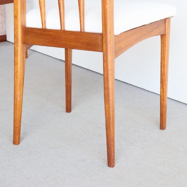 ヤンガーYoungerのハイバックダイニングチェア